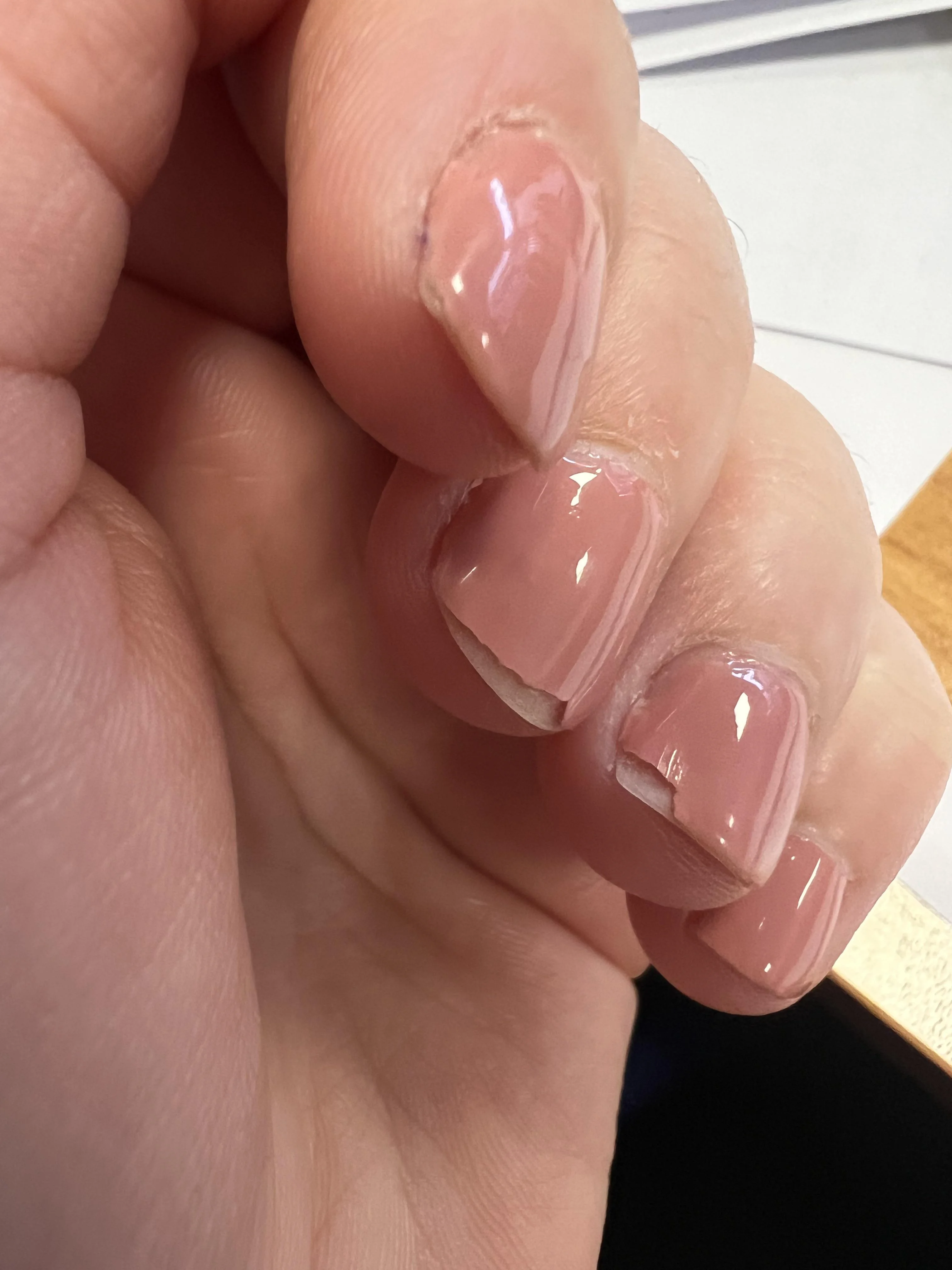 Sơn Gel Nhanh Bong Ở Đầu Móng: 7 Nguyên Nhân Và Cách Khắc Phục